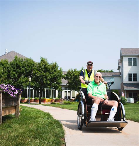 Life Enrichment at Oakwood Village | Arts, Exercise & More