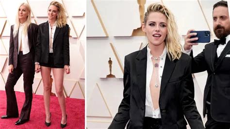 Kristen Stewart wows in unbuttoned shirt, shorts at Oscars 2022; see ...