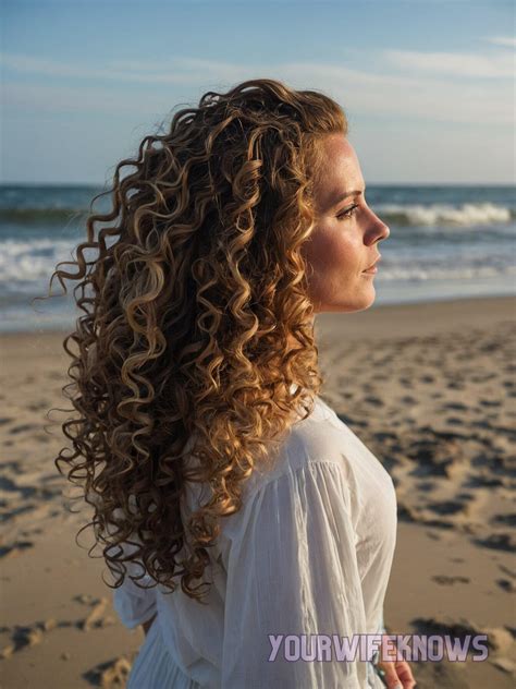25 Trendy Beach Hairstyles for Curly Hair: From Sunrise to Sunset