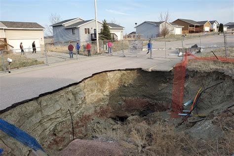 Japan Sinkhole: ਆਹ ਦੇਖੋ ਜਾਪਾਨ ਦੇ ਹਾਲਾਤ, ਸੜਕ ਵਿਚਾਲੇ ਬਣਿਆ ਪਤਾਲ ਦਾ ਰਸਤਾ ...