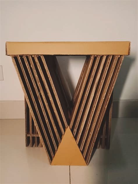 用纸做的小椅子,手工折纸,用纸做的小凳子_大山谷图库