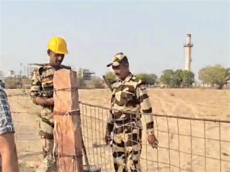 Rajasthan Farmers Field Red Zone | Crude Oil Spill Damages Crops