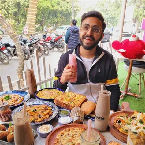 Harshit Food Blogger| Biography Girlfriend Place