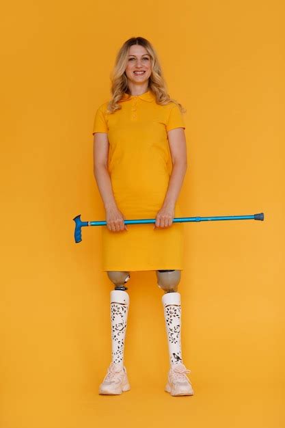 Vollbildaufnahme einer jungen Frau mit Prothese | Kostenlose Foto