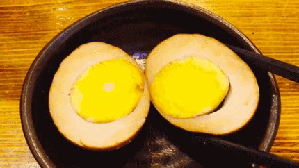 每天坚持吃一个鸡蛋，对身体是好是坏？生吃鸡蛋会更有营养吗？
