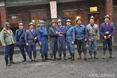 实拍中国矿工的一天：每天下井500米挖煤10小时，工资六七千 - 每日头条