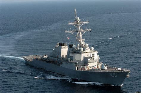 美军两艘驱逐舰过台海 专家：解放军必全程监控