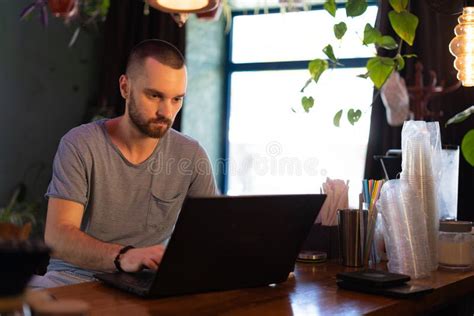 Business Owner Laptop 的图像结果