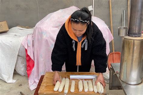 农村媳妇在家学做年糕，有模有样真不错，中午炒一大锅吃着真得劲_凤凰网视频_凤凰网