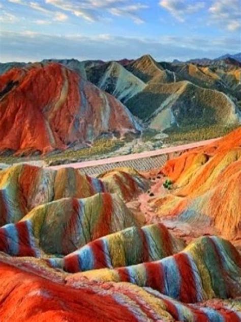 Rainbow mountains in Gansu, China : r/woahdude