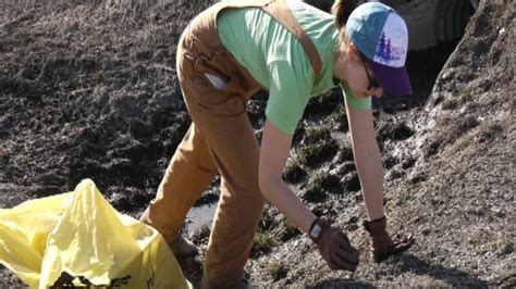 Clean Up Day commences, over one thousand people volunteer