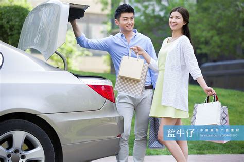 年轻情侣驾车购物回来-蓝牛仔影像-中国原创广告影像素材