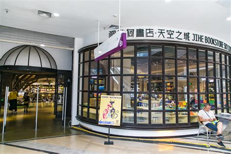 中国最大的独立书店火了！藏书45万册颜值惊人，游客：必去打卡_西宁