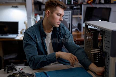 Computer Repair Man Visit 的图像结果