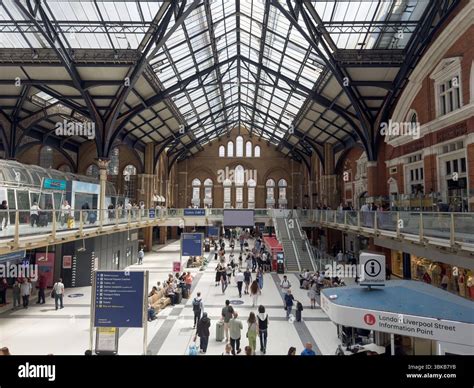 London , UK – 19th June 2025: UK Weather. Commuters and professionals enjoy the hot weather ...