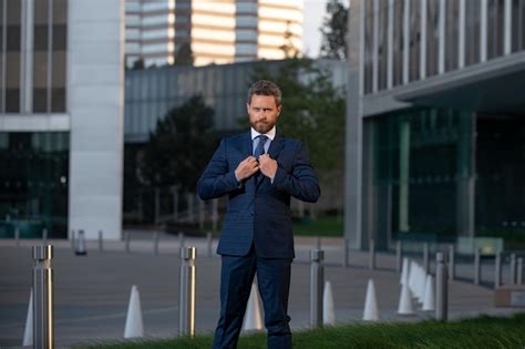 Business Man Standing 的图像结果