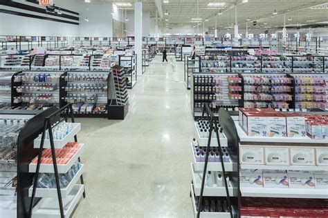 7200 S Cicero Ave, Chicago, IL 60629 - SamsBeauty Warehouse | LoopNet