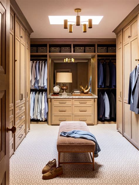 7 Space-Saving Master Bedroom Closet Ideas – HOMYSTYLE