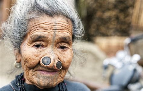 18 Bizarre Ways In Which The World Promoted Extreme Body Modification ...