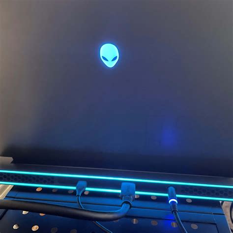 Alienware M17 Gaming Laptop 的图像结果
