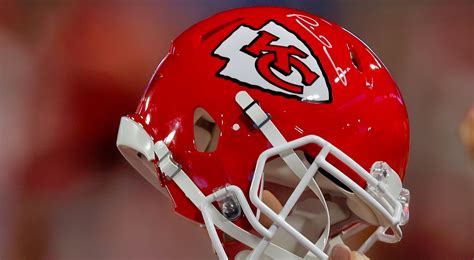 Chiefs Sign Super Bowl Champion QB To Backup Patrick Mahomes