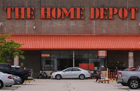 Home Depot's Sales Improve as Customers Stay Focused on Smaller Projects