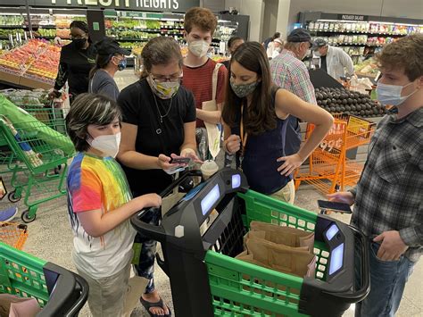 Hundreds line up as Amazon Fresh opens in Chevy Chase - WTOP News