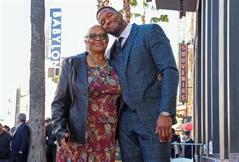 Michael Strahan receives Hollywood Walk of Fame star with mom by his ...