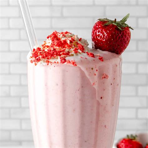 Strawberry Protein Shake (4 Simple Ingredients) - proteincakery.com
