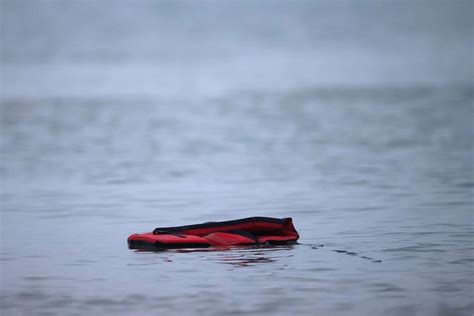 载34人移民船只穿越英吉利海峡时倾覆，31人死亡2人获救1人失踪_国际_天下_新闻中心_台海网