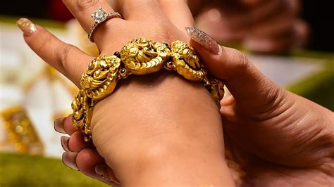 மீண்டும் புதிய உச்சம்: கிராமுக்கு ரூ.7000-ஐ நெருங்கும் தங்கம் விலை ...