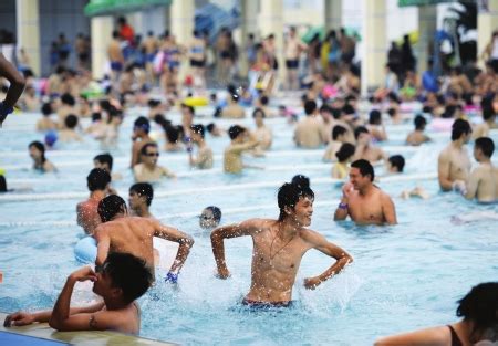 游泳排队 猛追湾泳池一天进6000人_新闻中心_新浪网