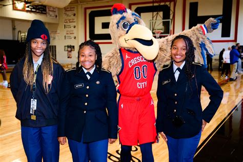 Photos: Jeremiah Robinson-Earl and his father gift basketball shoes to ...