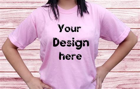 Women Pink T-shirt Mockup Afbeelding door EMS Merchandise · Creative ...