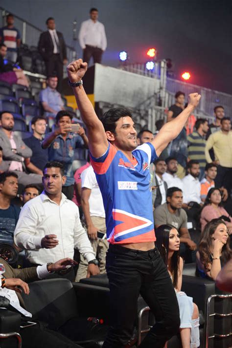 Amir Khan and Sushant Singh Rajput pose with boxers during the Super ...