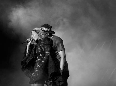 Beyonce and Jay enjoy a bit of PDA on stage. - 43 Unforgettable Moments ...