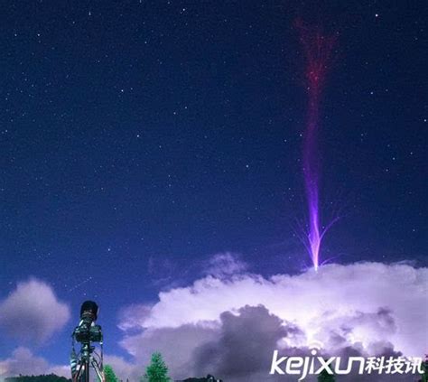 划过中国天空的紫红闪电! 极为罕见的巨大喷流
