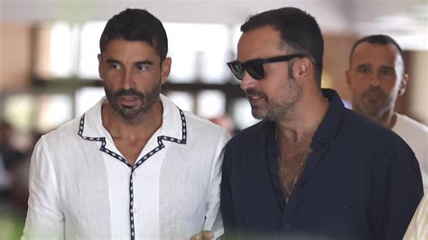 Primeras imágenes de Álex García, expareja de Verónica Echegui, en el tanatorio