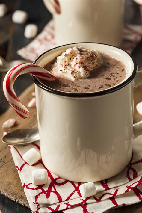 Peppermint Whiskey Hot Chocolate - HowdyKitchen