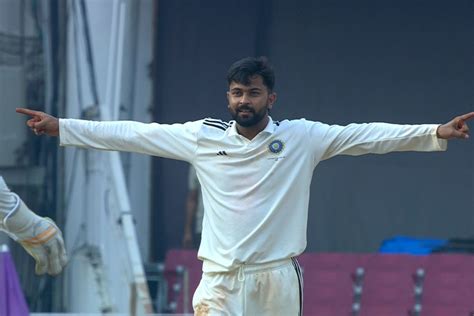 [Watch] Saransh Jain traps Sarfaraz Khan in front to complete his five ...