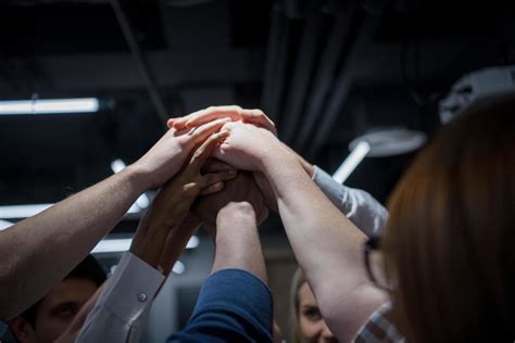 Multi Etnich Group of Business People Celebrating Together 的图像结果