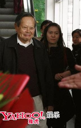 93岁杨振宁携39岁夫人回乡 谈妻子：上帝的礼物 - 文娱体育 - 倍可亲