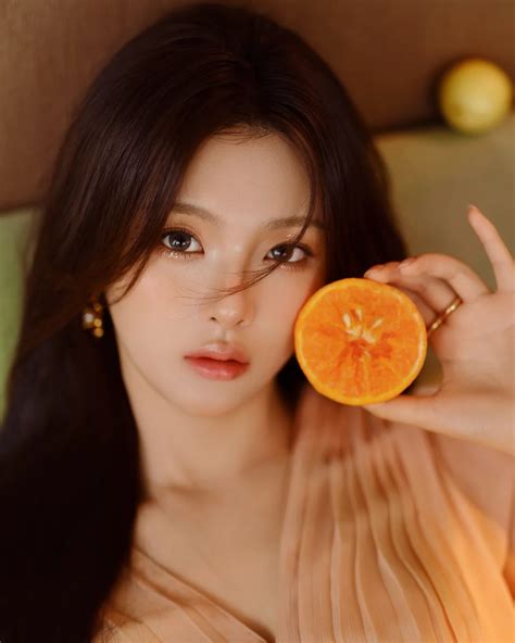 Yang Chao Yue | 杨超越 | 少女 @yang_cyyyyyy_ 一身柔雾粉裙，慵懒倚靠在沙发之上。橙子味的阳光透过缝隙照进发丝 ...