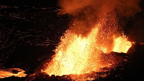 Hawaii's Kilauea volcano erupts, spewing lava 330 feet into the sky ...