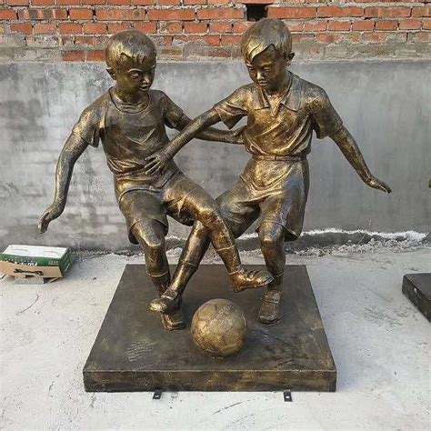 校园踢足球雕塑定制（图）_雕塑厂家-站酷ZCOOL