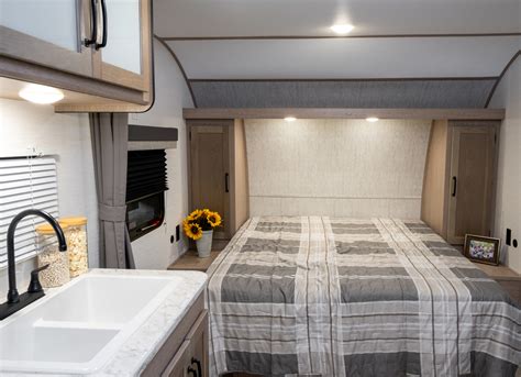 25BH | Enlighten | Light Weight Trailers | Gulf Stream Coach Inc.