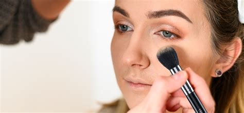 Easy glam makeup looks to try on your clients