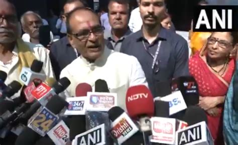 Union Agriculture Minister Chouhan celebrates Rakshabandhan with women ...
