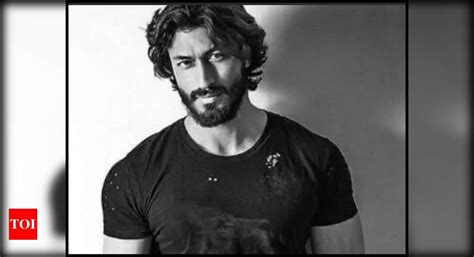Vidyut Jammwal extends a donation for future of Kalaripayattu | Hindi ...