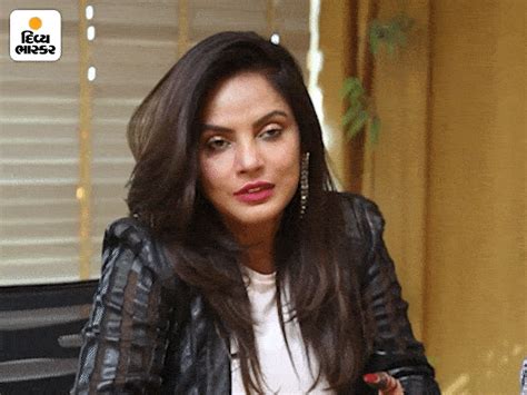 Bollywood actress Neetu Chandra visits Divya Bhaskar and promot her ...